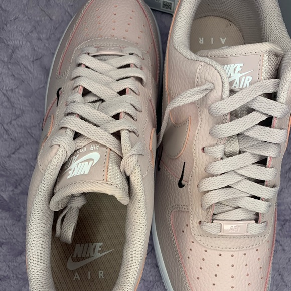 Nike Air Forces Womens - Picture 3 of 9